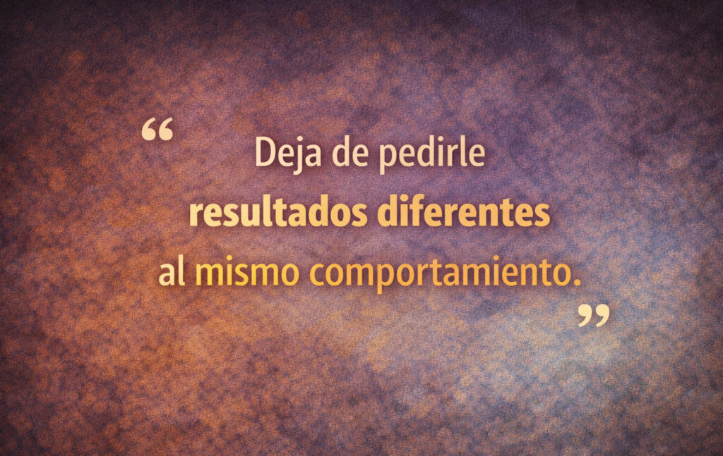Frase minimalista para compartir: deja de pedir resultados diferentes al mismo comportamiento; mensaje sobre mejorar en directo con cambios visibles y medibles.